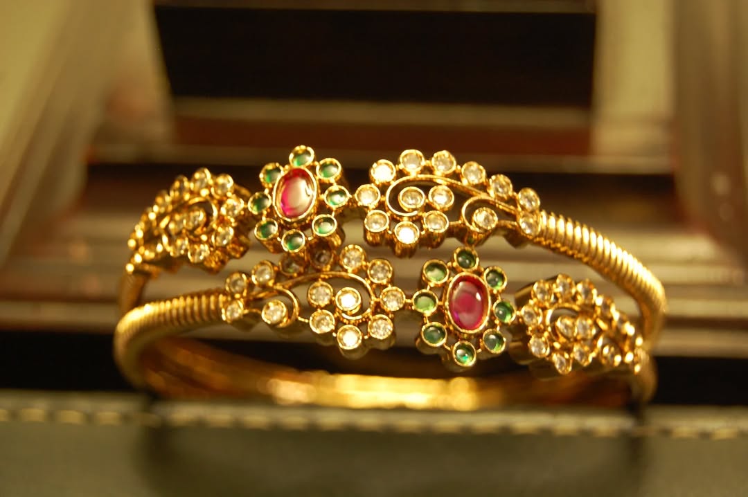 PAIR OF SOUTH INDIAN BANGLES IN RED & GREEN