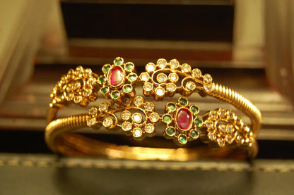 PAIR OF SOUTH INDIAN BANGLES IN RED & GREEN