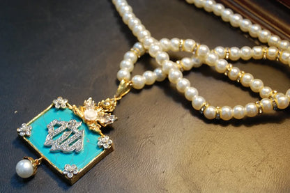 CALLIGRAPHIC PENDENT IN FEROZA & PEARL STRING