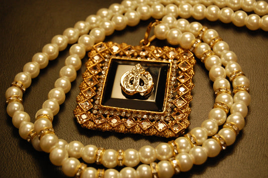 CALLIGRAPHIC PENDANT IN BLACK & CHAMPAGNE