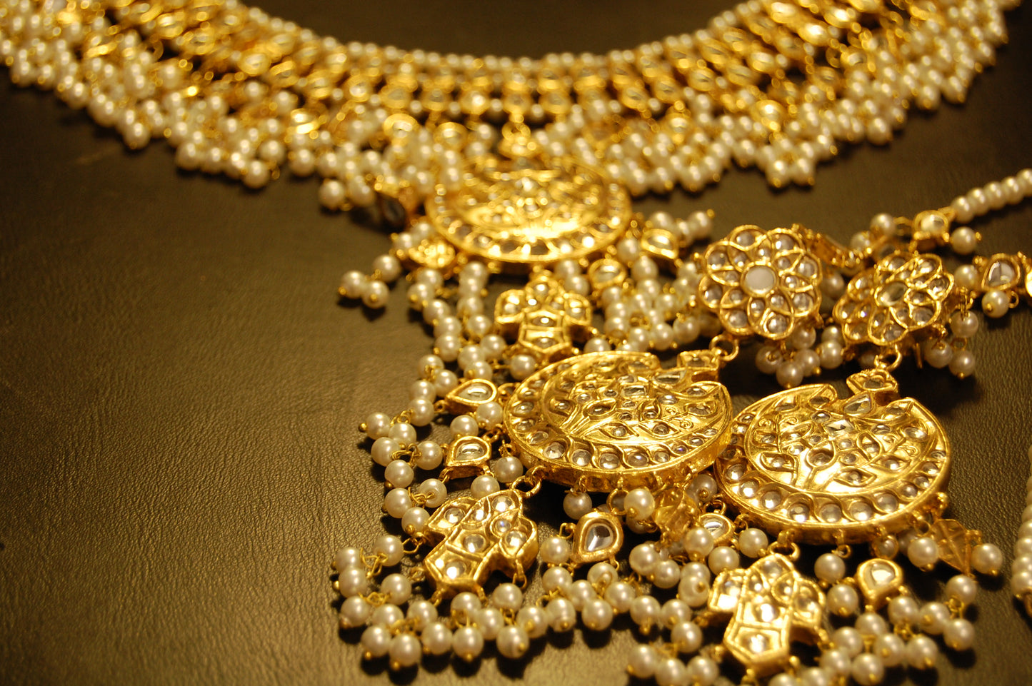 KUNDAN & PEARLS GULUBAND SET