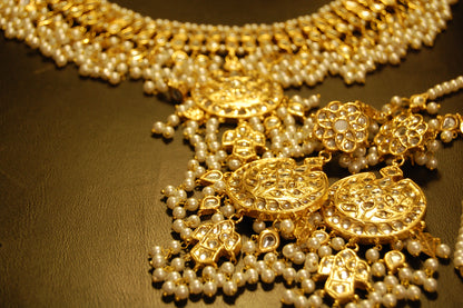 KUNDAN & PEARLS GULUBAND SET