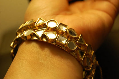 PAIR OF ELEGANT KUNDAN BANGLES