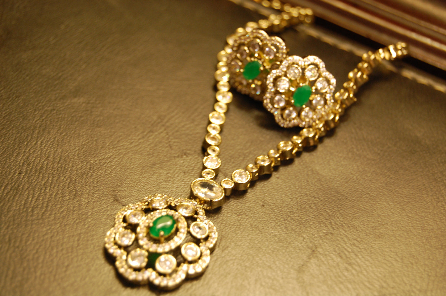 DELICATE GREEN & ZIRCON NECKLACE SET