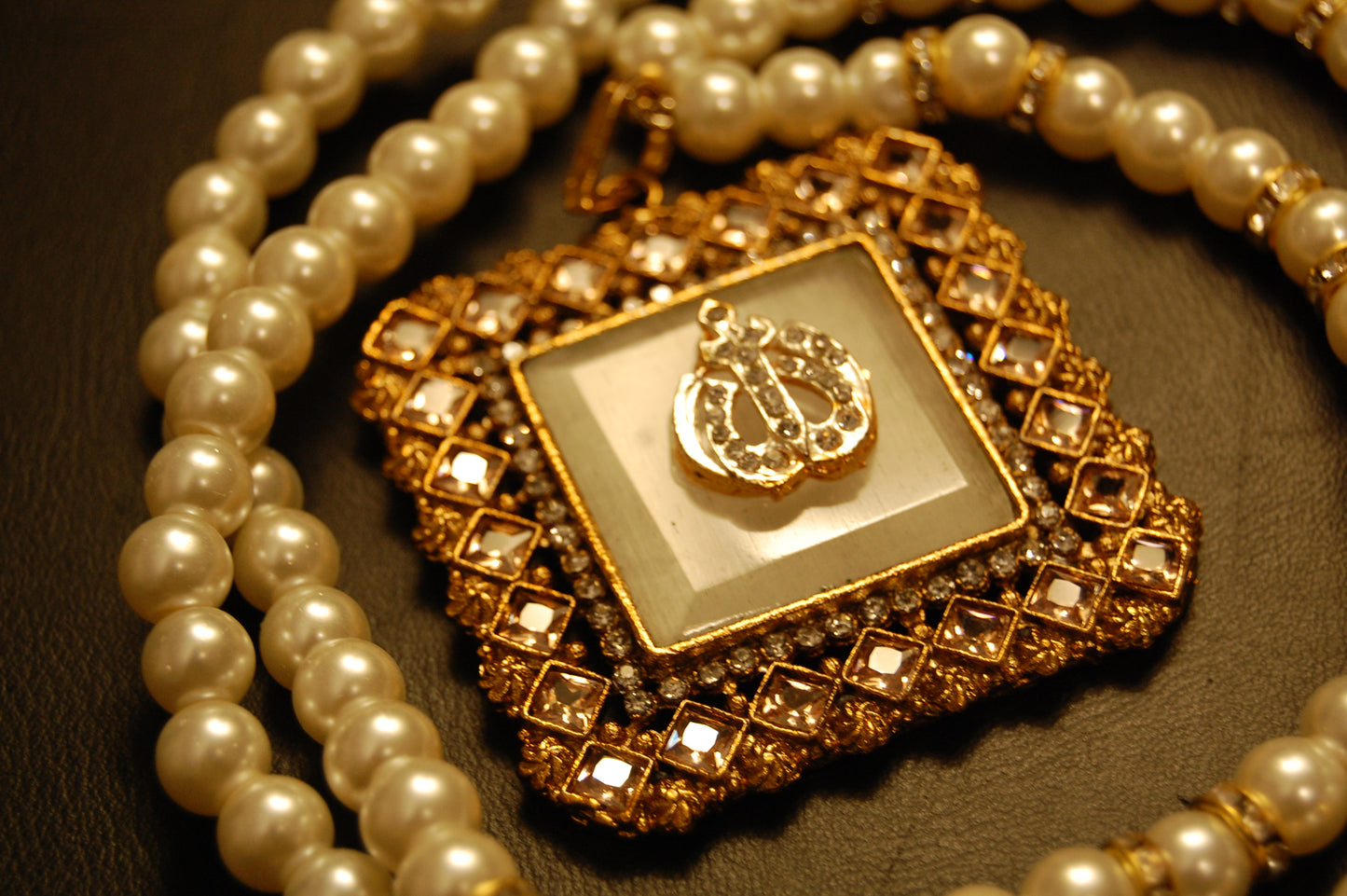 WHITE CALLIGRAPHIC PENDANT IN CHAMPAGNE