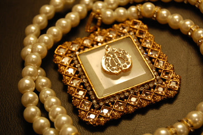 WHITE CALLIGRAPHIC PENDANT IN CHAMPAGNE