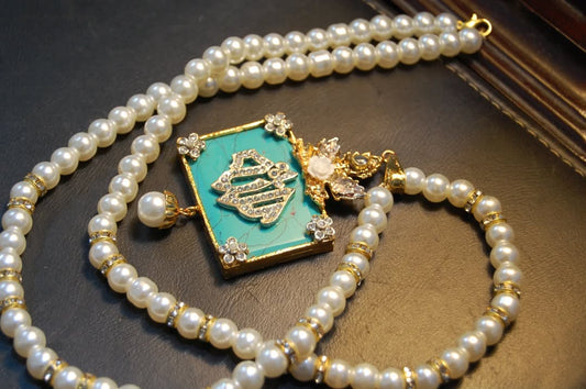 CALLIGRAPHIC PENDENT IN FEROZA & PEARL STRING