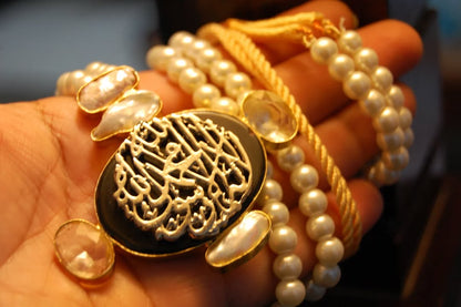 CALLIGRAPHIC PENDENT IN BLACK & MOTHER OF PEARL