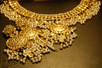 KUNDAN & PEARLS GULUBAND SET