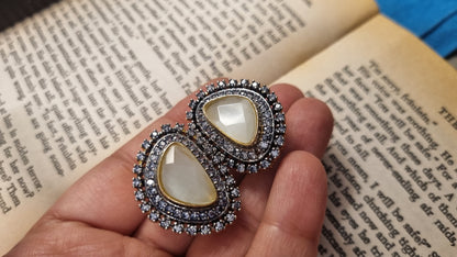 WHITISH ZIRCON EARRINGS
