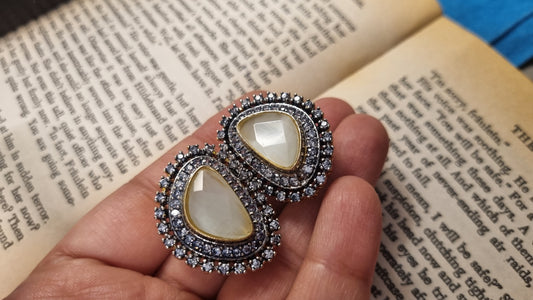 WHITISH ZIRCON EARRINGS