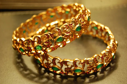 SINGLE SOUTH INDIAN BANGLE IN RED & GREEN