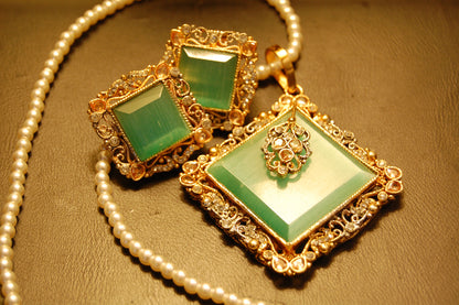 ELEGANT ZIRCON & GREEN PENDENT SET