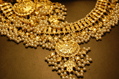 KUNDAN & PEARLS GULUBAND SET