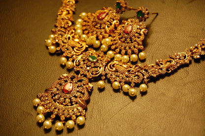 ELEGANT SOUTH INDIAN NECKLACE SET