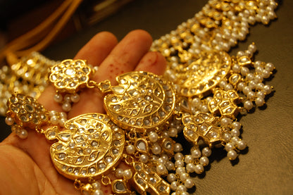 KUNDAN & PEARLS GULUBAND SET