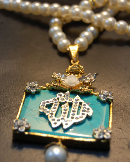 CALLIGRAPHIC PENDENT IN FEROZA & PEARL STRING