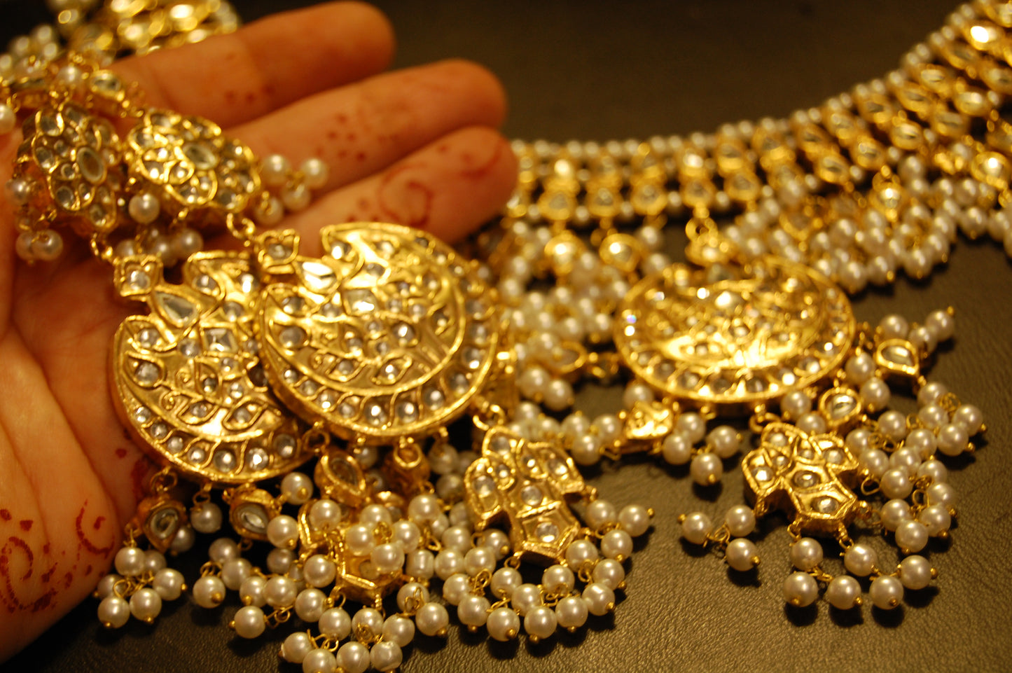 KUNDAN & PEARLS GULUBAND SET