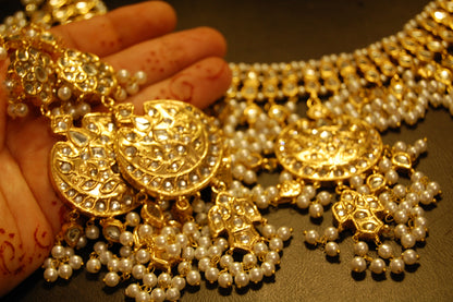 KUNDAN & PEARLS GULUBAND SET
