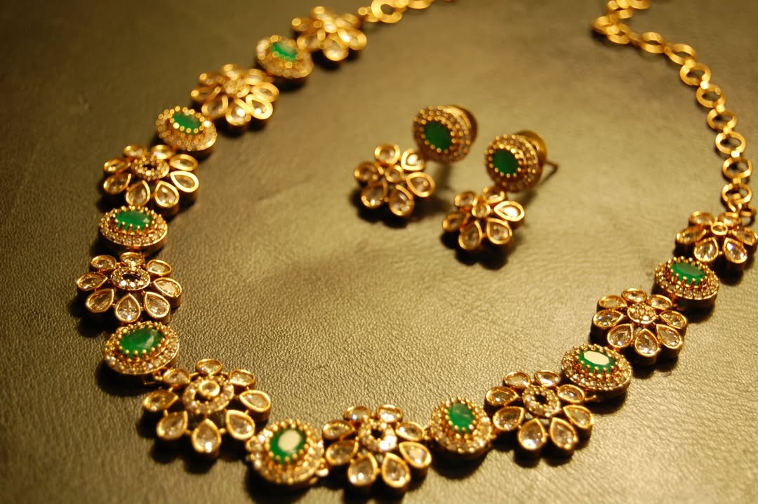 SOUTH INDIAN NECKLACE SET IN GREEN & ZIRCON