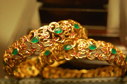 SINGLE SOUTH INDIAN BANGLE IN RED & GREEN