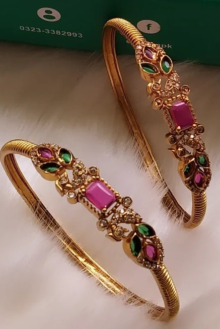 PAIR OF SOUTH INDIAN BANGLES IN RED & GREEN
