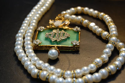 CALLIGRAPHIC PENDENT IN JADE GREEN & PEARL STRING