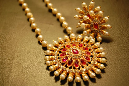 INDIAN RED & PEARLS PENDENT IN PEARL STRING