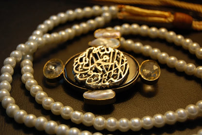 CALLIGRAPHIC PENDENT IN BLACK & MOTHER OF PEARL