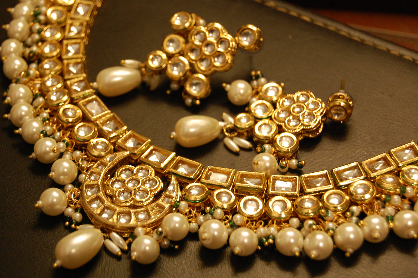 ELEGANT KUNDAN & PEARL SET
