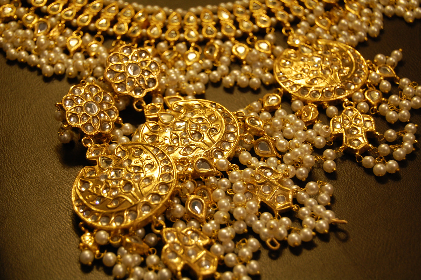 KUNDAN & PEARLS GULUBAND SET