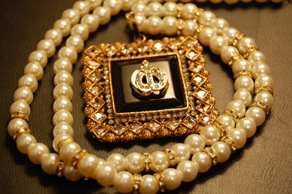 CALLIGRAPHIC PENDANT IN BLACK & CHAMPAGNE