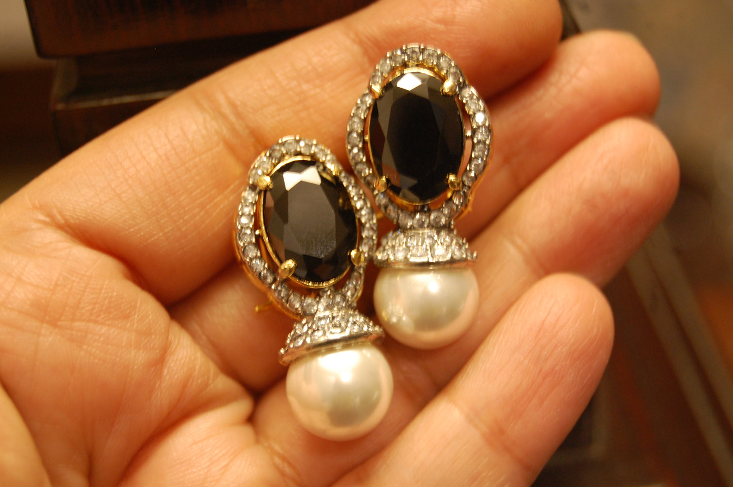 BLACK EARRINGS IN ZIRCON & PEARLS