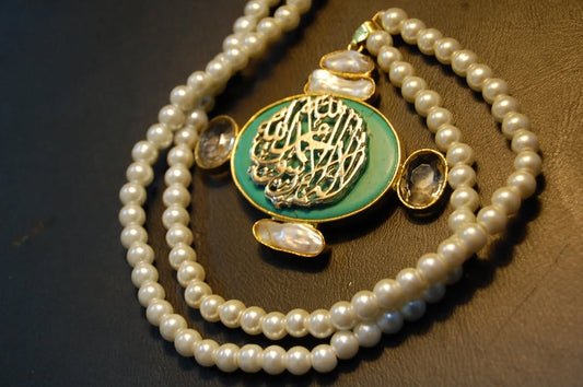 CALLIGRAPHIC PENDENT IN FEROZA & MOTHER OF PEARL