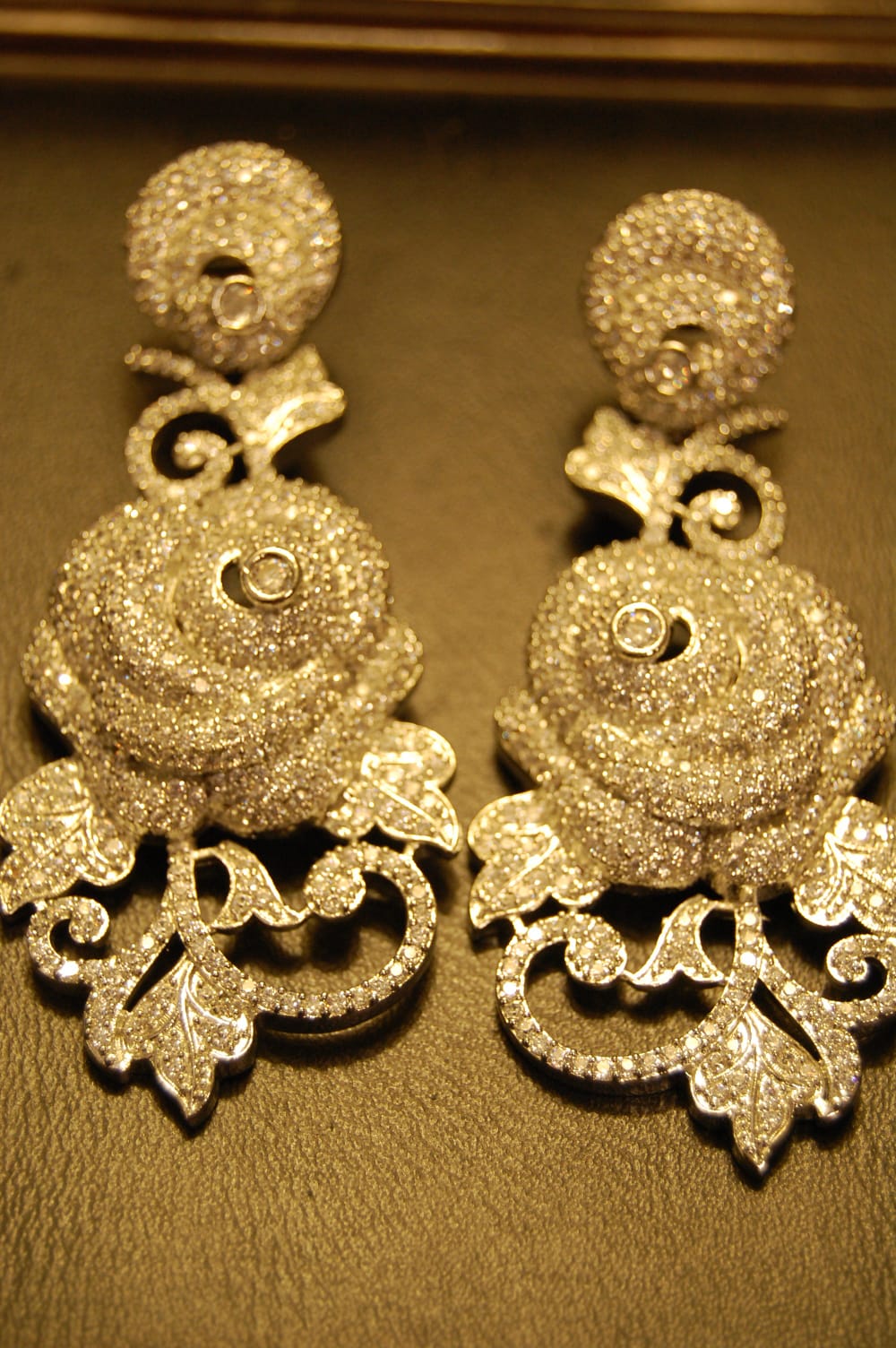 ELEGANT ZIRCON & EARRINGS
