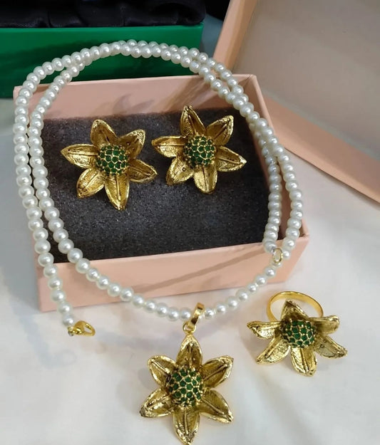 GREEN FLORAL PENDENT SET