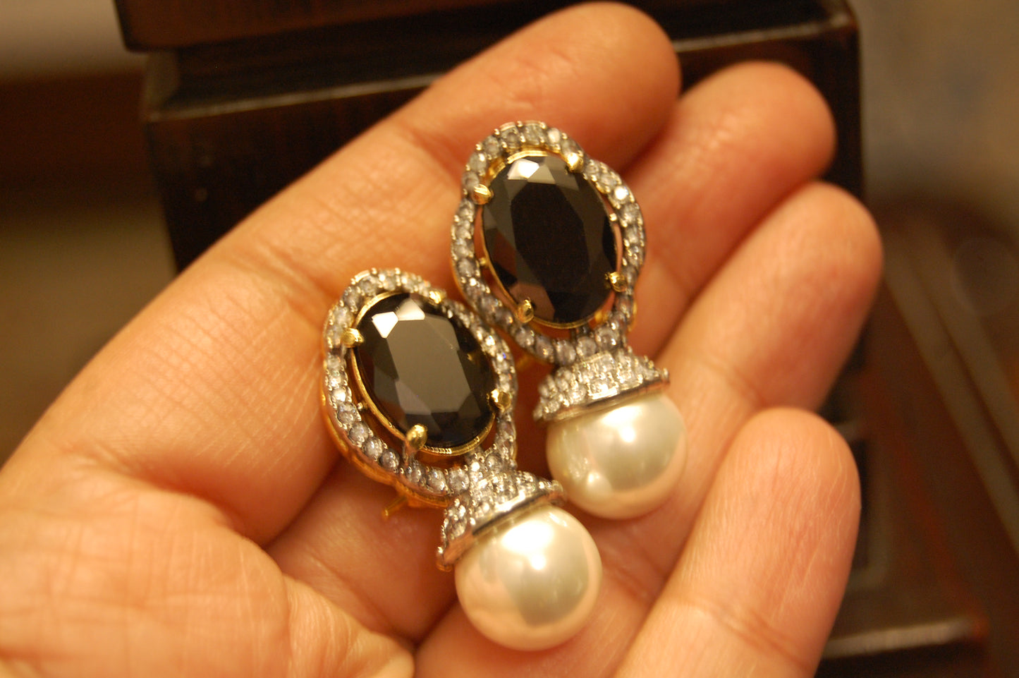 BLACK EARRINGS IN ZIRCON & PEARLS