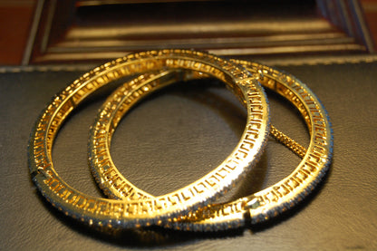PAIR OF OPENABLE ZIRCON BANGLES