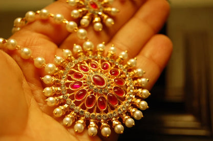 INDIAN RED & PEARLS PENDENT IN PEARL STRING