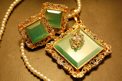 ELEGANT ZIRCON & GREEN PENDENT SET