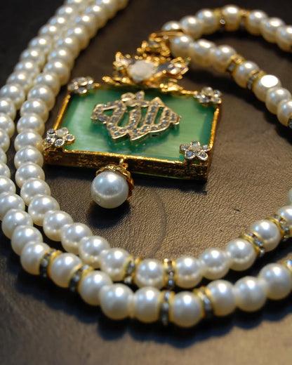 CALLIGRAPHIC PENDENT IN JADE GREEN & PEARL STRING