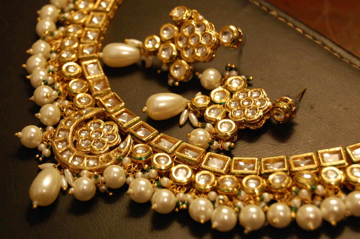 ELEGANT KUNDAN & PEARL SET