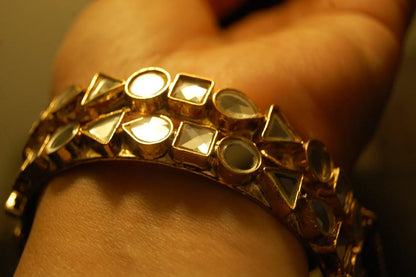 PAIR OF ELEGANT KUNDAN BANGLES