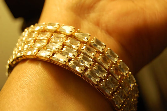 SET OF 4 ZIRCON BANGLES IN GOLDEN BASE