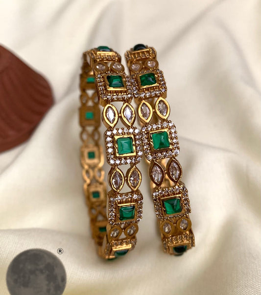 PAIR OF SOUTH INDIAN BANGLES IN GREEN