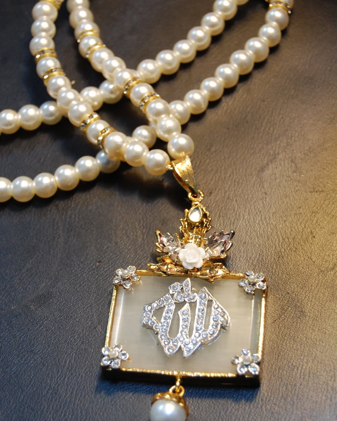 CALLIGRAPHIC PENDENT IN WHITE & PEARL STRING