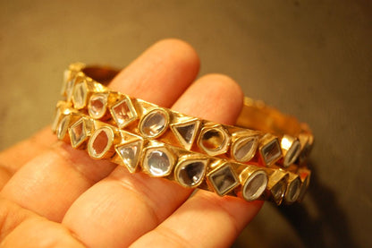 PAIR OF ELEGANT KUNDAN BANGLES