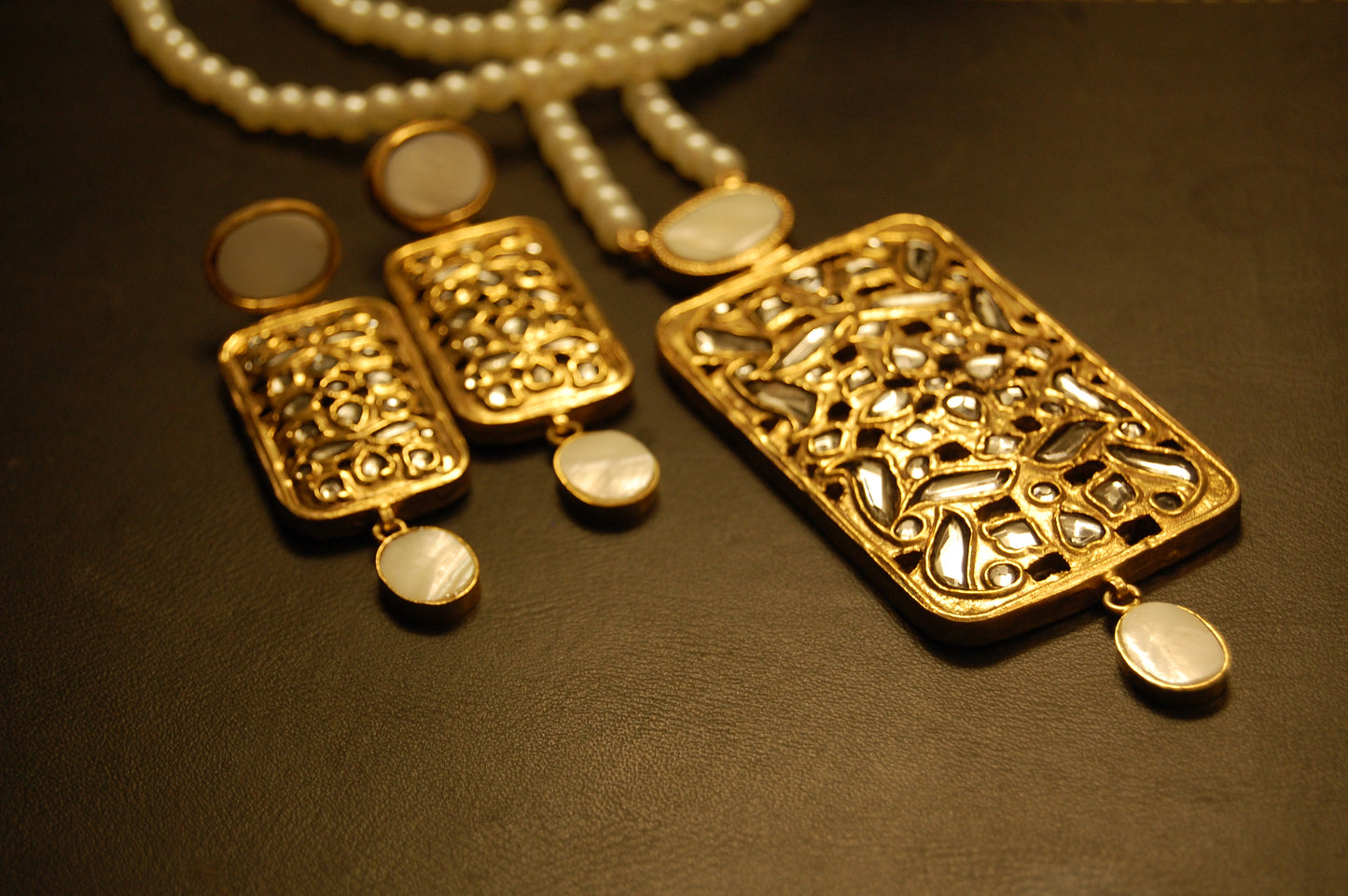 ELEGANT KUNDAN & MOTHER OF PEARL MALA SET