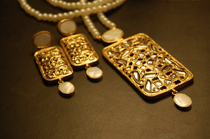 ELEGANT KUNDAN & MOTHER OF PEARL MALA SET