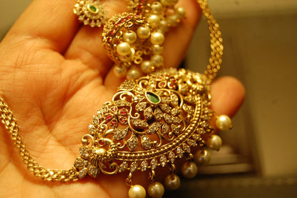 ELEGANT SOUTH INDIAN NECKLACE SET
